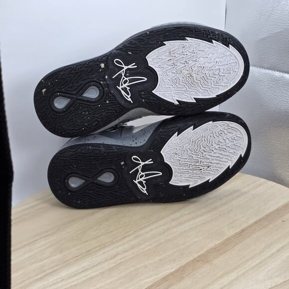 Nike Boys Kyrie Infinity SE DD0335-108 Gray Basketball Shoes Sneakers Size 4.5Y - Picture 9 of 10